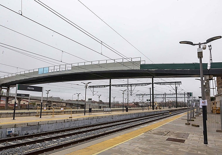 La pasarela peatonal sobre el tren en la estación de Mérida estará lista a final de mes